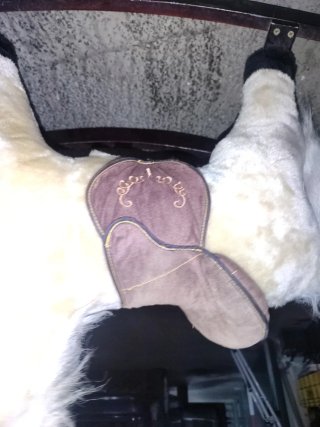 Caballito balancín de peluche con sonidos.