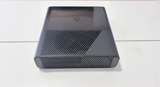 Xbox 360 Slim E 320GB + 2Controller + Alimentatore
