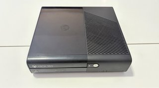 Xbox 360 Slim E 320GB + 2Controller + Alimentatore