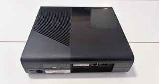 Xbox 360 Slim E 320GB + 2Controller + Alimentatore