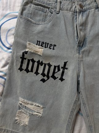Pantalón corto vaquero desgastado