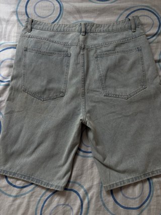 Pantalón corto vaquero desgastado