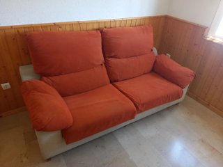 Sofá 2 plazas de tela beige y naranja