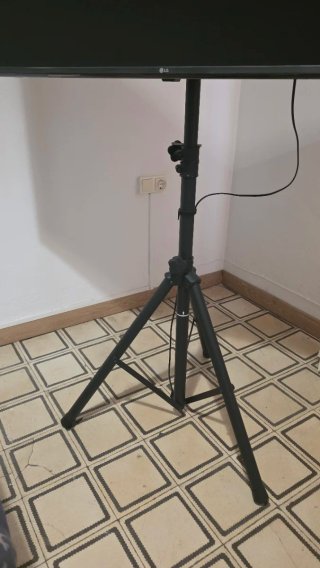Soporte universal de TV con trípode ajustable