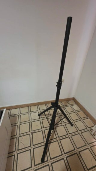 Soporte universal de TV con trípode ajustable