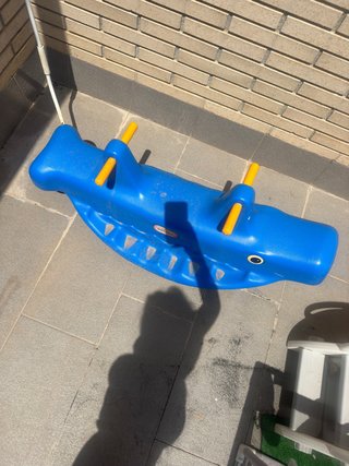 Balancín azul Little Tikes para terraza