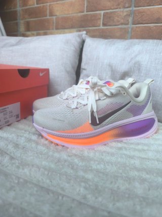 Nike Vomero 18 Mujer naranja/Morado