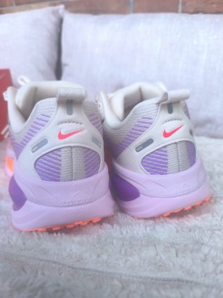 Nike Vomero 18 Mujer naranja/Morado