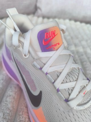 Nike Vomero 18 Mujer naranja/Morado