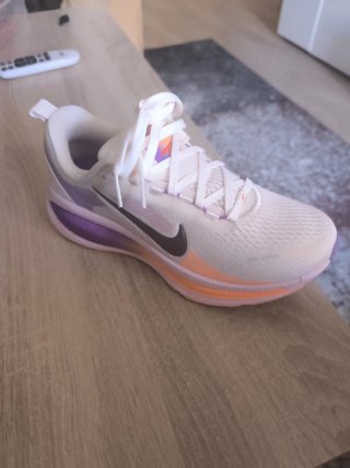 Nike Vomero 18 Mujer naranja/Morado