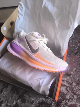 Nike Vomero 18 Mujer naranja/Morado