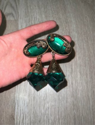 Pendientes vintage dorados con piedra verde