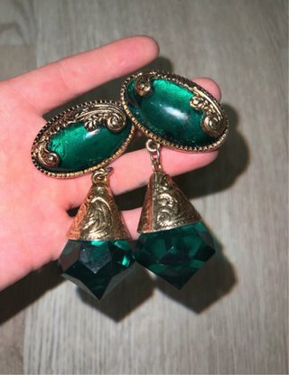 Pendientes vintage dorados con piedra verde