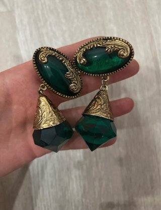 Pendientes vintage dorados con piedra verde