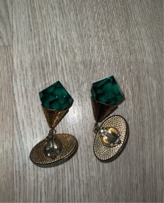 Pendientes vintage dorados con piedra verde