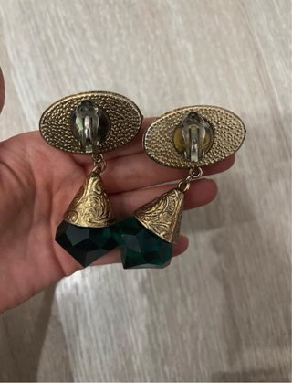 Pendientes vintage dorados con piedra verde