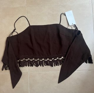 Top marrón con flecos y espalda atada