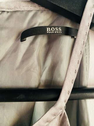 Vestido Hugo Boss gris satinado midi