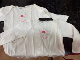 Bodys de bebé blancos con dibujo de oso