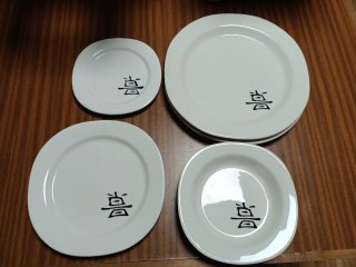 Juego de platos blancos con diseño.