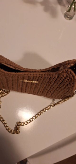 Borsa uncinetto marrone con catena dorata