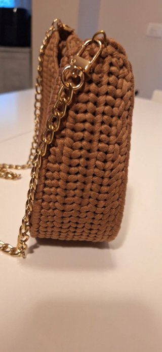 Borsa uncinetto marrone con catena dorata