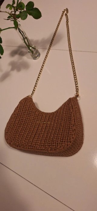 Borsa uncinetto marrone con catena dorata