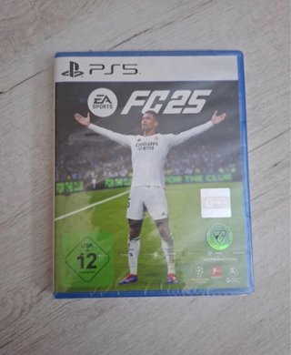 Console PS5 con 2 controller e FIFA 25