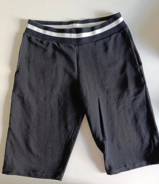 Bermuda nera con elastico a righe