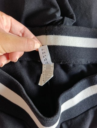 Bermuda nera con elastico a righe