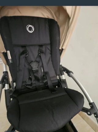 Silla de paseo Bugaboo beige fácil de plegar.
