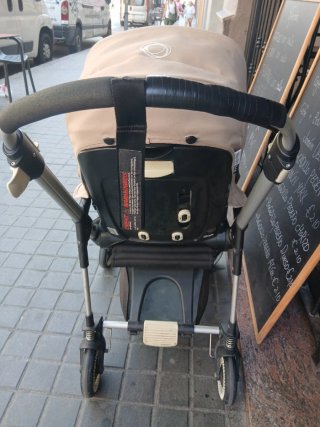 Silla de paseo Bugaboo beige fácil de plegar.