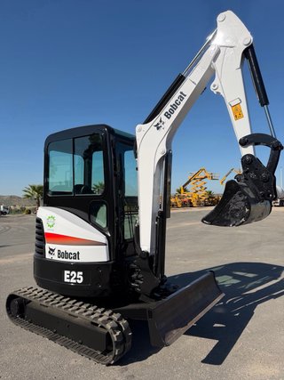 Mini excavadora Bobcat E25 con cazos