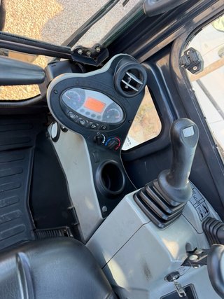 Mini excavadora Bobcat E25 con cazos