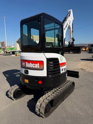 Mini excavadora Bobcat E25 con cazos