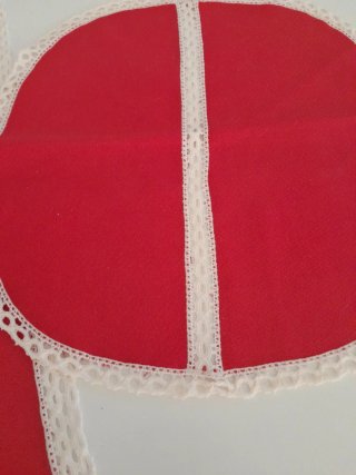 2 tapetes rojos con puntilla beige medidas