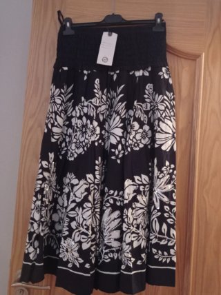 Falda bordada con lentejuelas mide 83 cmde  larga