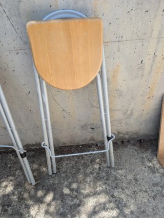 4 taburetes altos plegables. Estructura de metal.