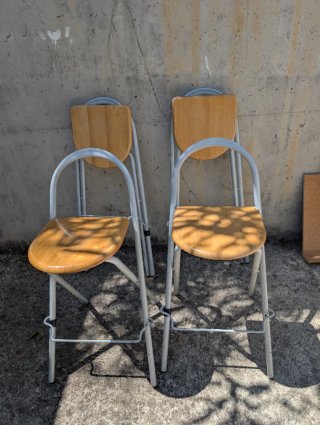 4 taburetes altos plegables. Estructura de metal.