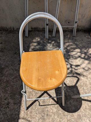 4 taburetes altos plegables. Estructura de metal.