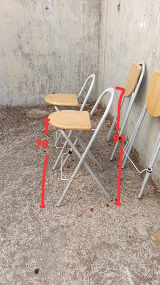 4 taburetes altos plegables. Estructura de metal.