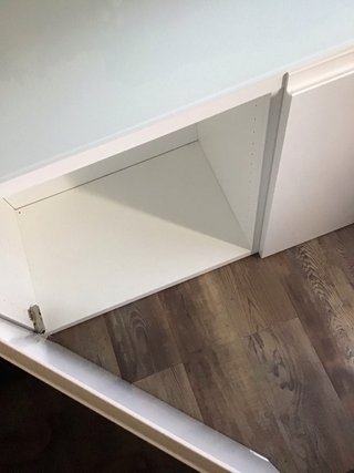 Mueble Besta IKEA blanco con sobre cristal