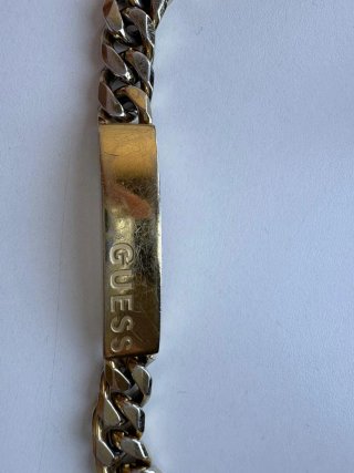 Colgante guess Dorado +Pulsera de regalo