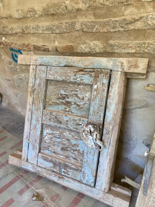 Ventana antigua madera azul