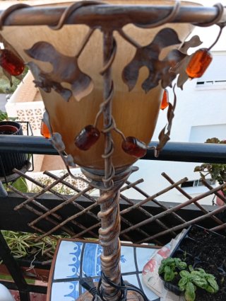 Lámpara de forja con detalles en cristal