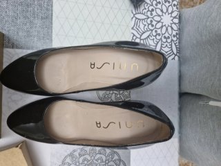 Zapatos de salón Unisa negros charol