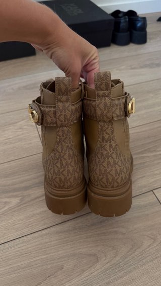 Botas Michael Kors Marrones con Logo Dorado