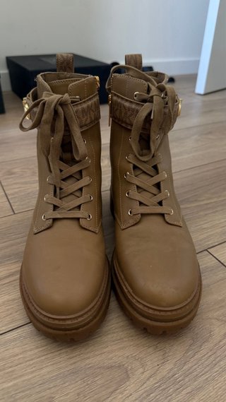 Botas Michael Kors Marrones con Logo Dorado