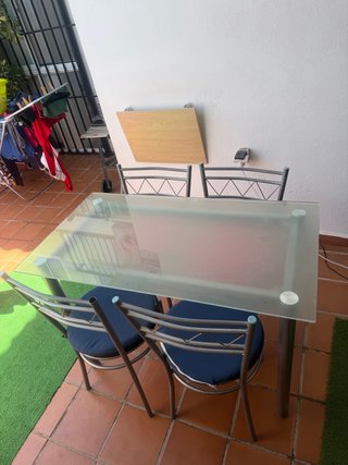 Mesa de cristal con 4 sillas