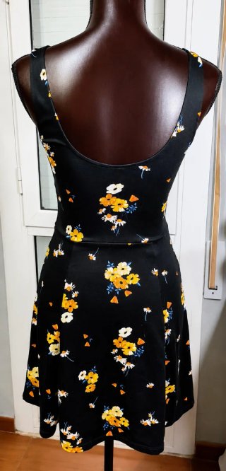 Vestido floral negro Divided mujer, nuevo sin usar